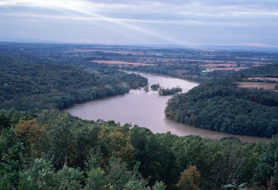The_Ohio_river_running_between_Ohio_and_West_Virginia